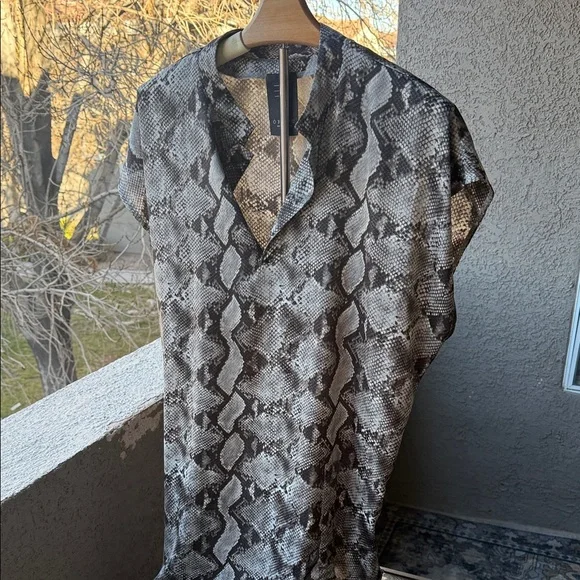 ORTTU, large,Snake Print asymmetrical Shirt for Men - Picture 11 of 12